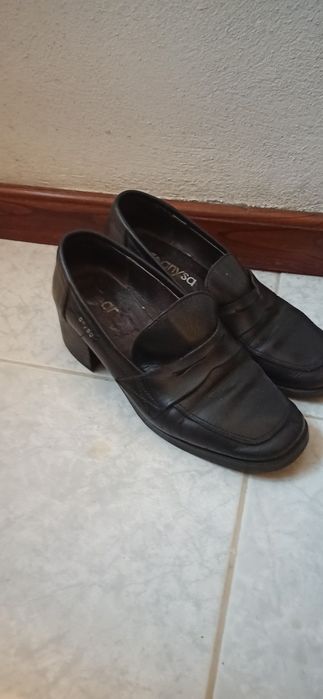 Sapatos pretos traje académico feminino usados