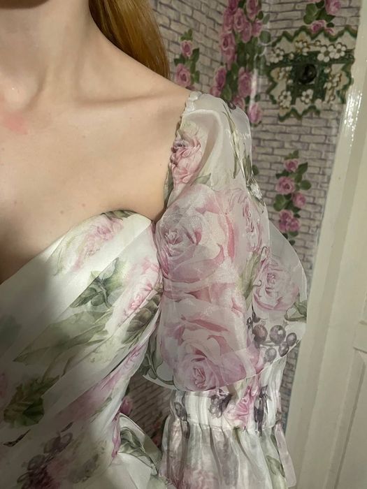 Випускна сукня з ніжним принтом