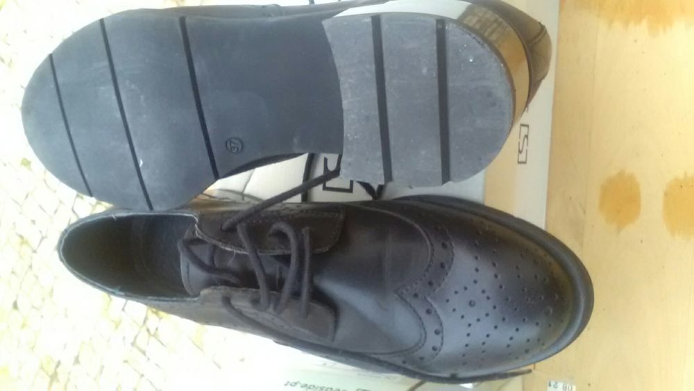 Sapatos abotinados de senhora