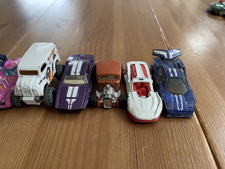 18 carrinhos hotwheels