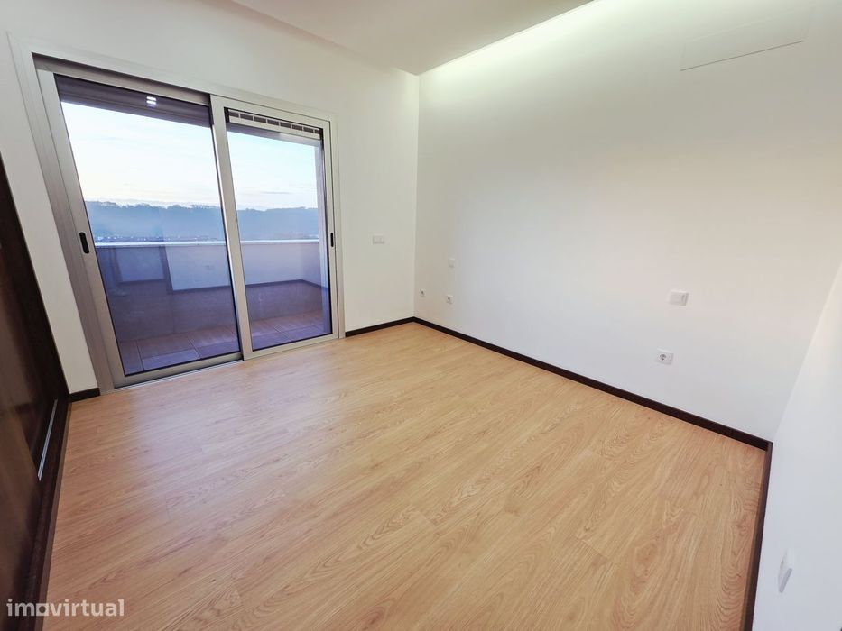 Vende-se T3 semi-novo com 1 ano de uso centro de Oliveira de Azeméis