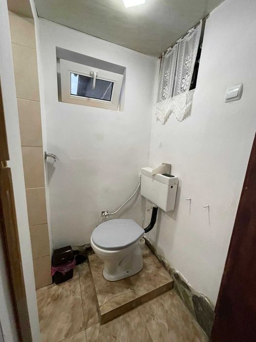 Біля басейнів, окремий вхід.