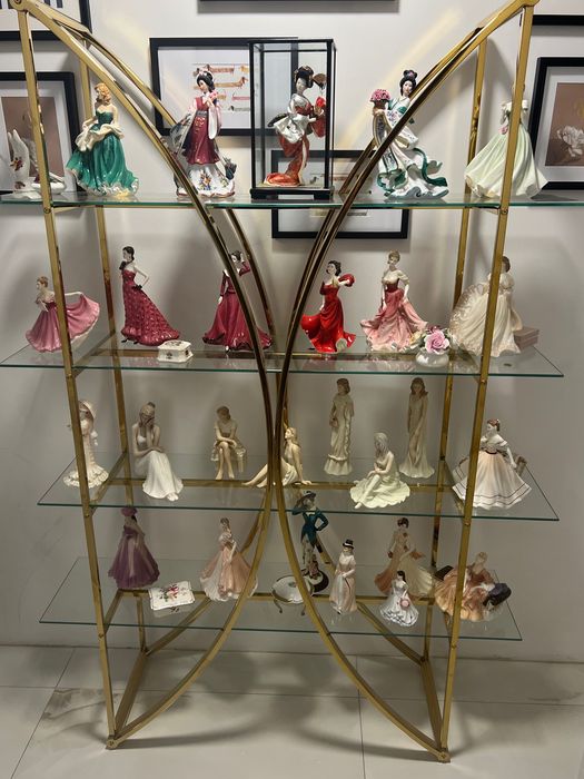 Piękny regał z porcelanowymi Damami