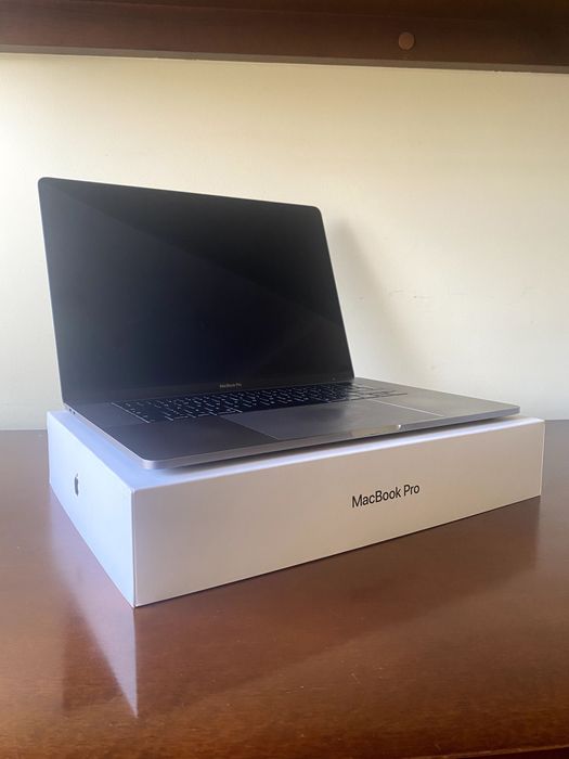 MacBook Pro 15" - COMO NOVO
