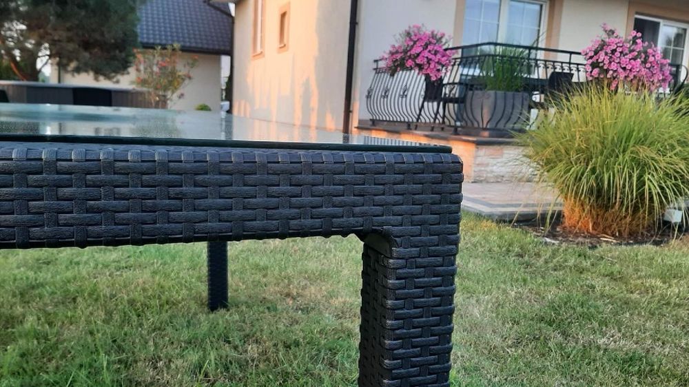 Stół ogrodowy z szybą