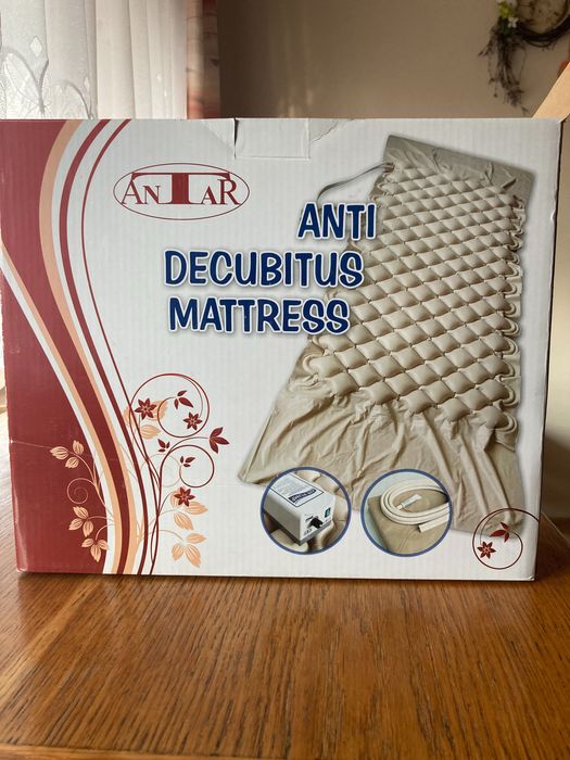 Materac przeciwodleżynowy z pompką