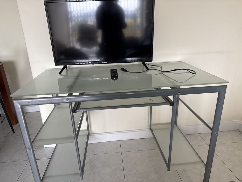 Mesa para computador + TV 32 polegadas
