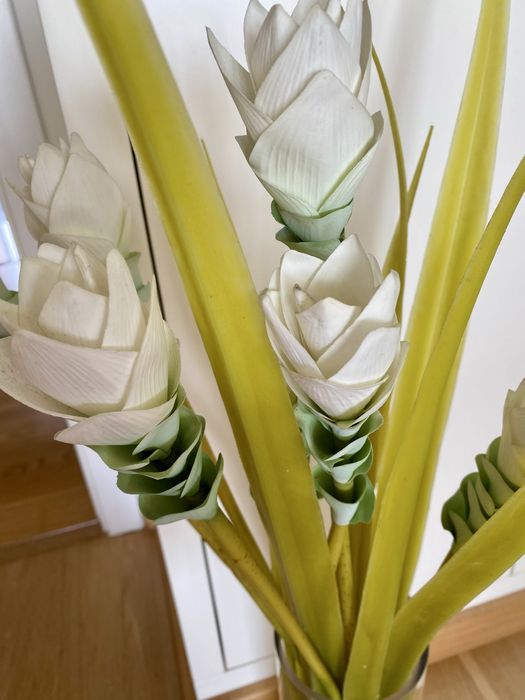 Jarra de vidro com arranjo flores brancas