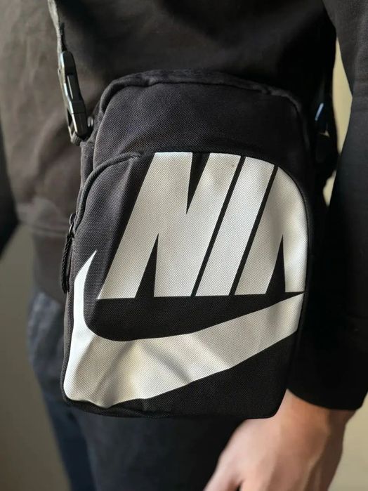 Сумка через плече Nike Big Swoosh : Чорна, Сіра.