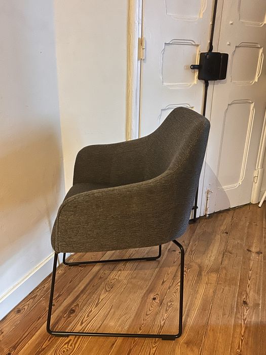 Cadeira IKEA TOSSBERG (Cinzento Escuro / Pernas Pretas) – Bom Estado