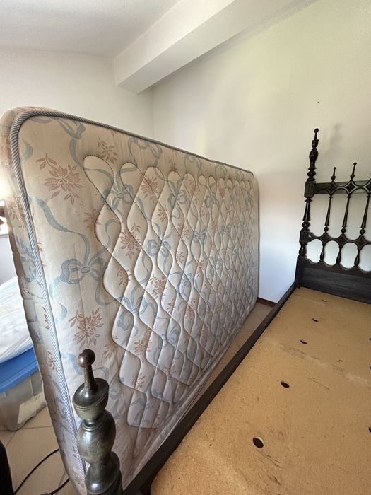 Cama de casal em madeira + colchão