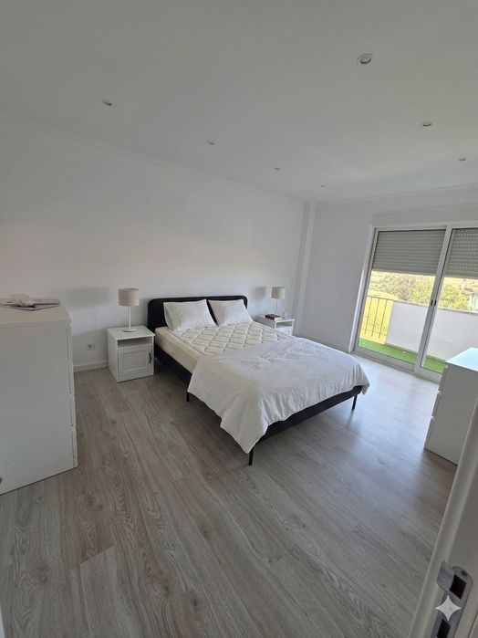 Quarto casal para arrendar em casa remodelada Monte Abraão