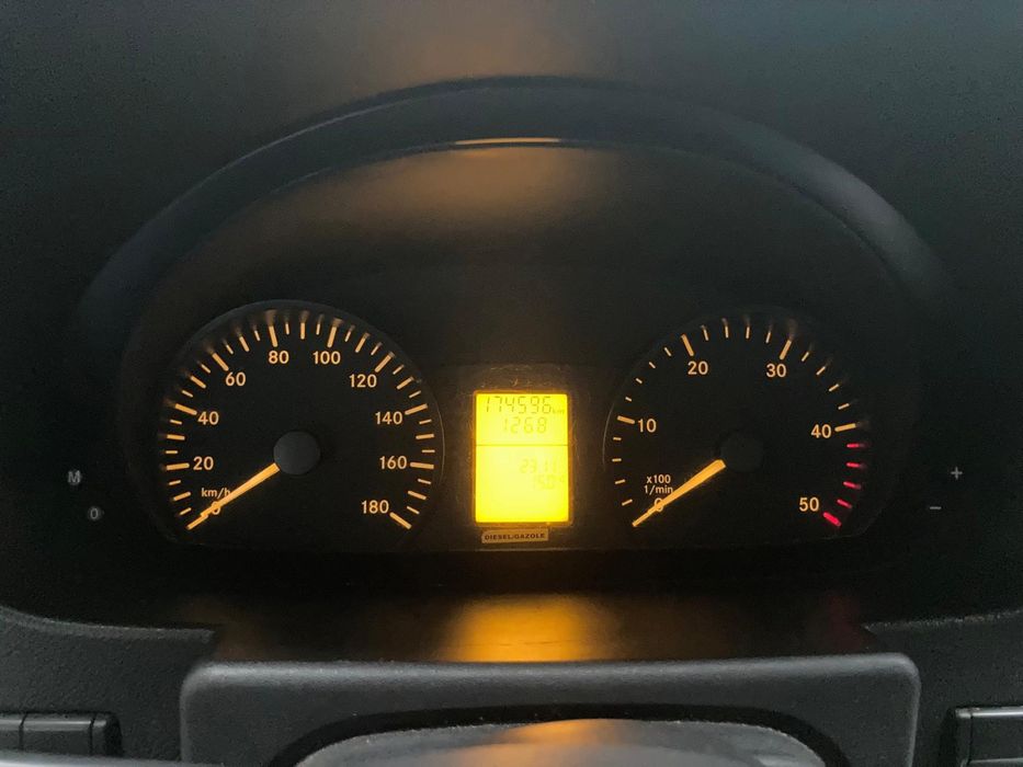 Mercedes sprinter com plataforma elevatória