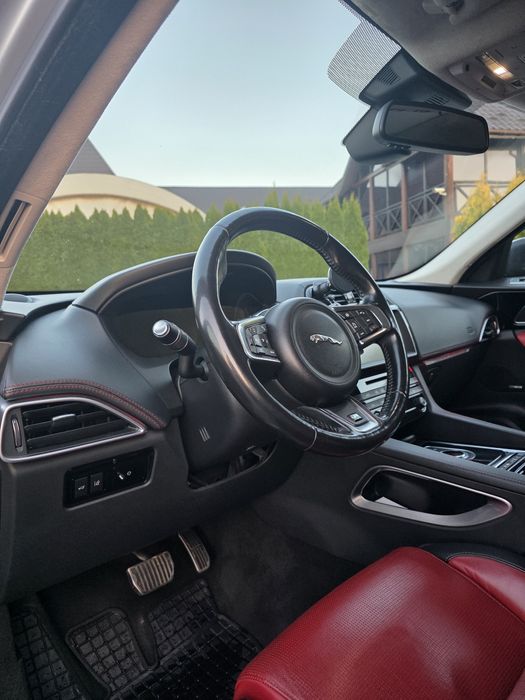Jaguar F-Pace 2017рік