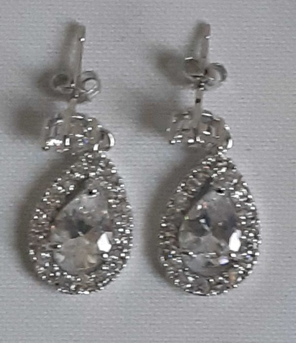 Сережки капли с позолотой 750 пробы с кристаллами Swarovski