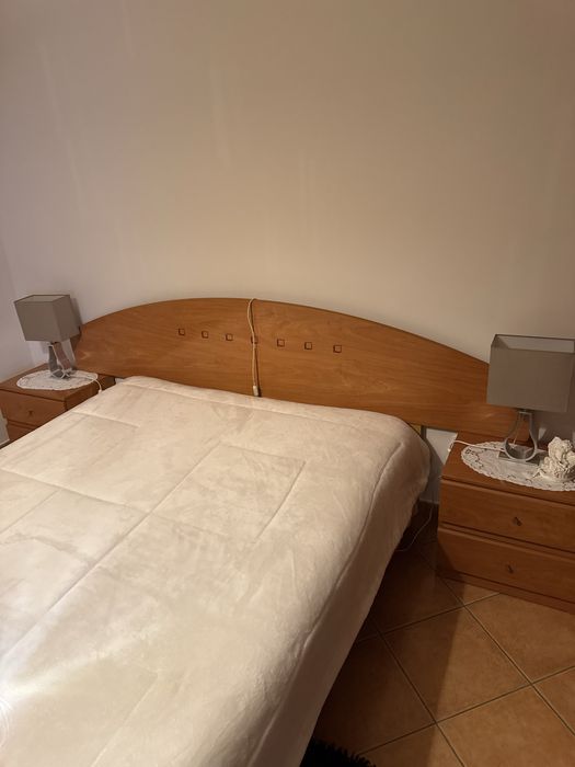 Mobilia completa de quarto (cama, mesas de cabeceira, móvel e espelho)