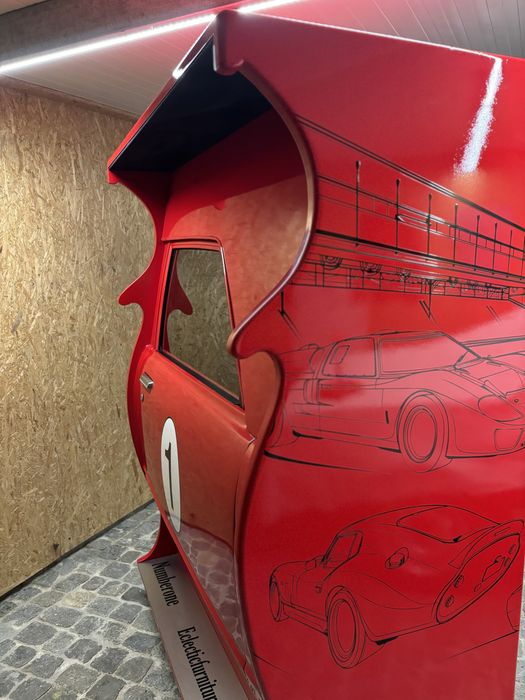 bar produzido com porta de automóvel