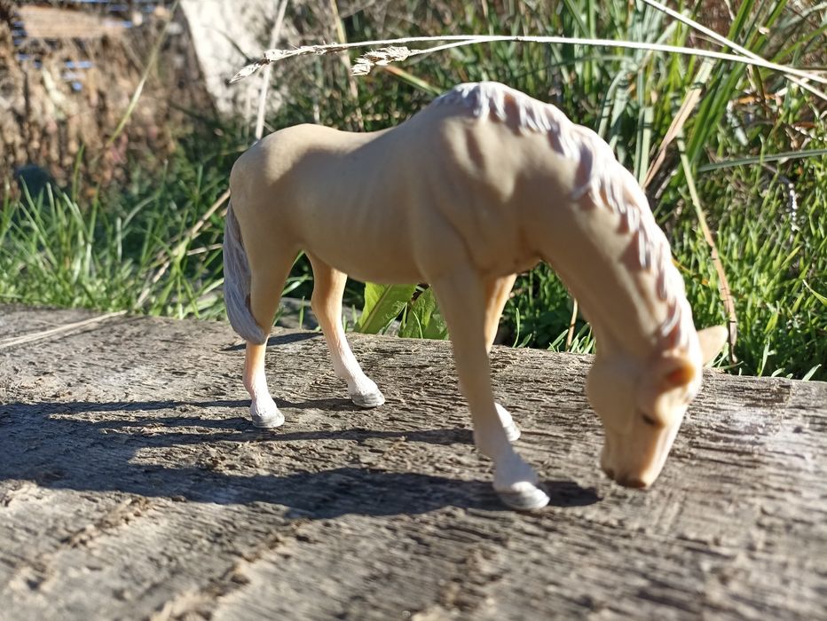 Продам фигурку лошать