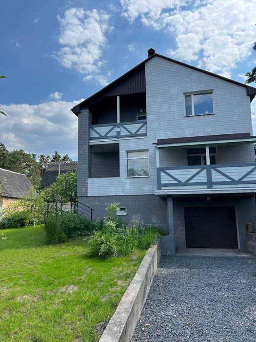 Будинок з ремонтом у лісовому Забуччі. Гараж.