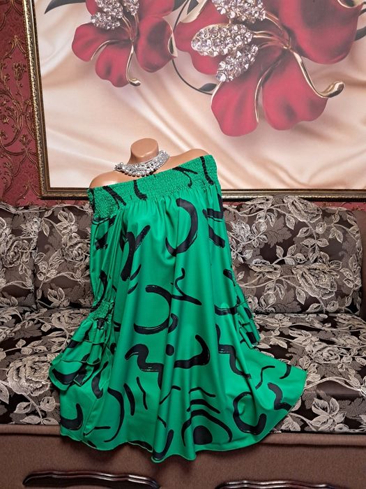 Зеленое платье сукня верх лодочкой.