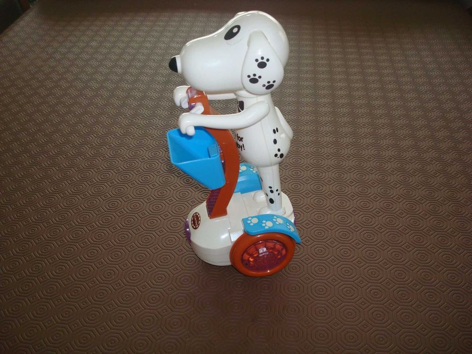 Boneco Snoopy com trotinete, a pilhas