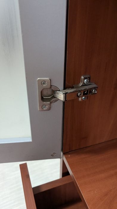 Шафа з поличками