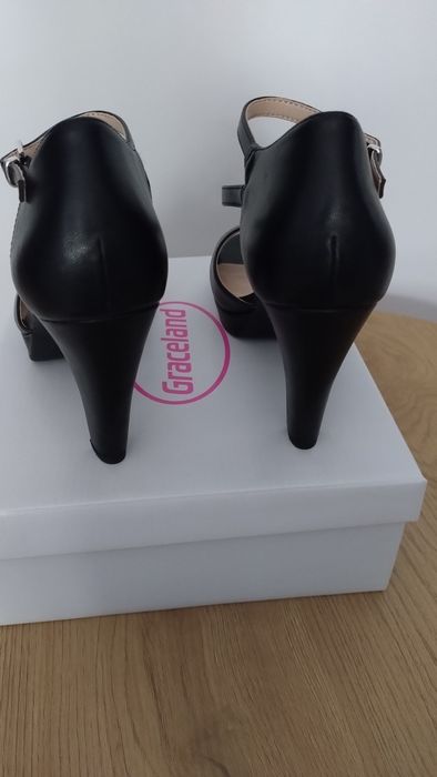 Czarne   obcasy Deichmann