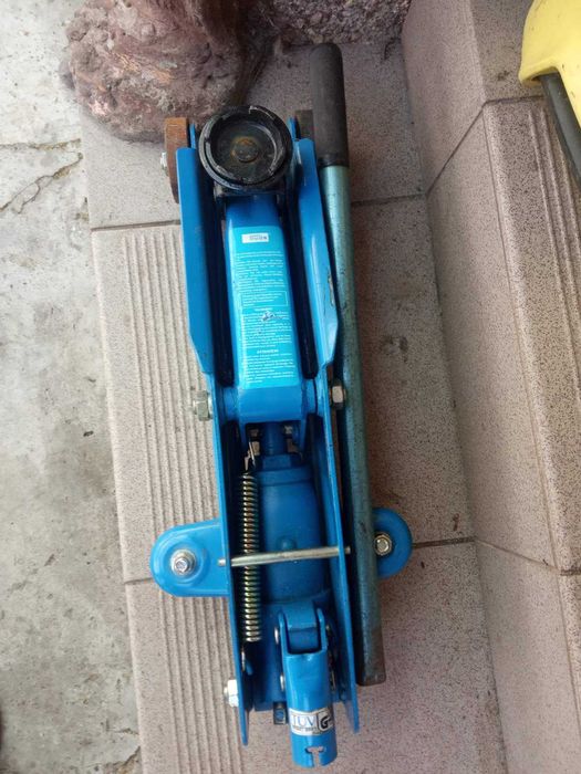 Домкрат підкатний  німеччина