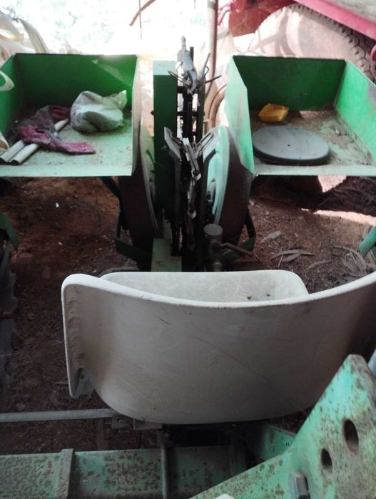 Plantador de pinças com sistema de rega