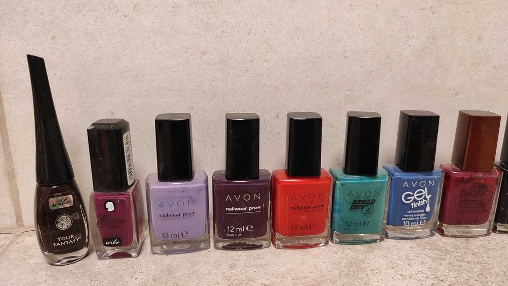 Lakiery do paznokci, odżywki AVON, EVELINE