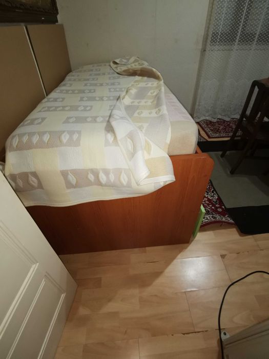 Cama de solteiro com gavetas de arrumação