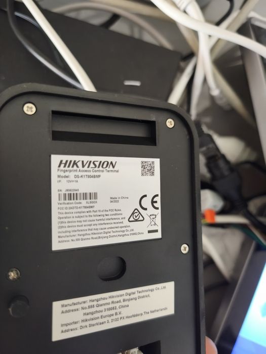 Controlo de acessos Hikvision com fechadura elétrica.