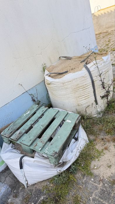 Ofereço areia e viga