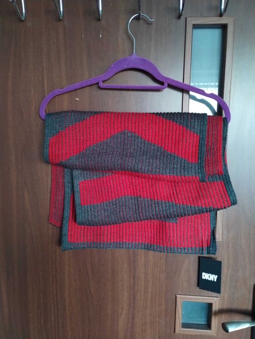 Nowy szalik DKNY