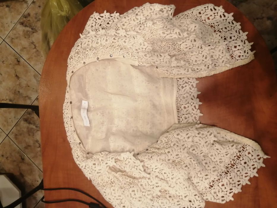 Damskie białe bolerko z falbankami