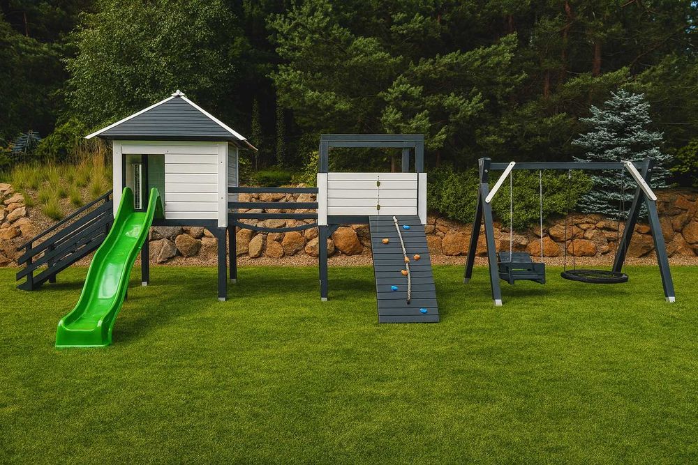 Plac zabaw drewniany domek, mostek, huśtawki, zjeżdżalnia