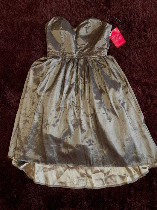 Шикарна міді сукня з блискучим поясом на випускний