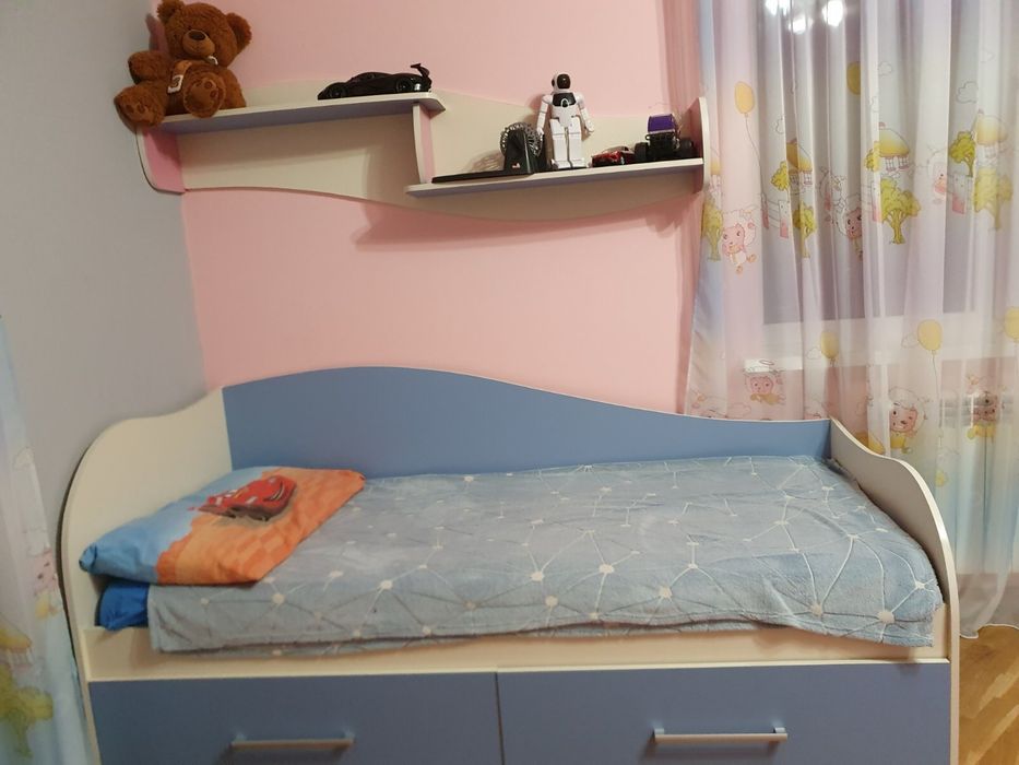 Ліжко для підлітка та поличка