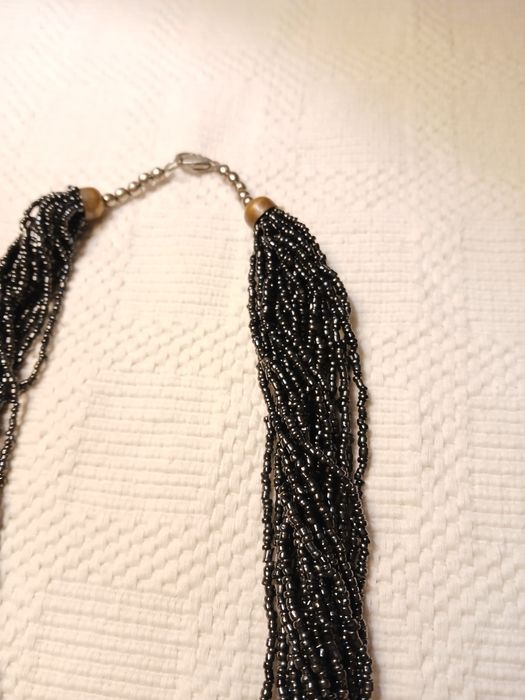 Colar de missangas cinzentas brilhantes