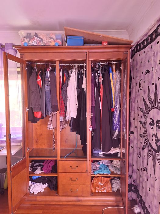 Cristaleira adaptada a Roupeiro em Cerejeira.