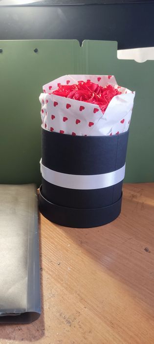 Букет в коробці з атласної стрічки