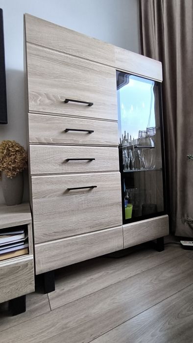 Sprzedam stół rozkładany oraz dwie szafki RTV i witrynę