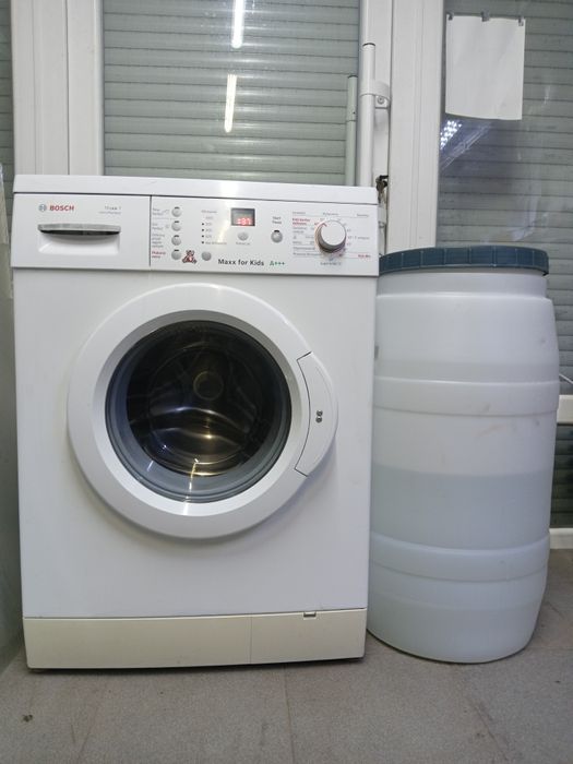 Пральна машина з баком на воду.