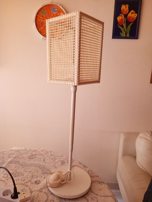 RESERVADO Candeeiro branco de pé alto.