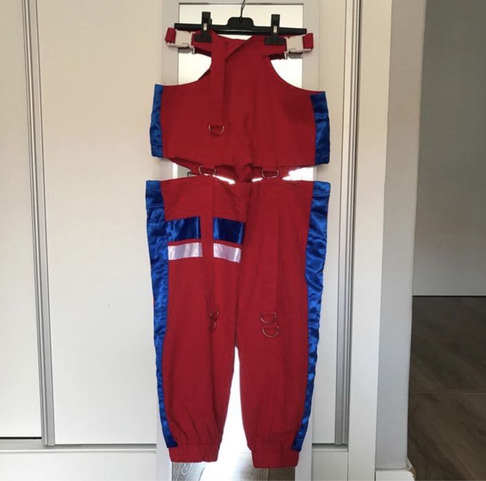 Saia comprida com padrão étnico + calças vermelhas mulher