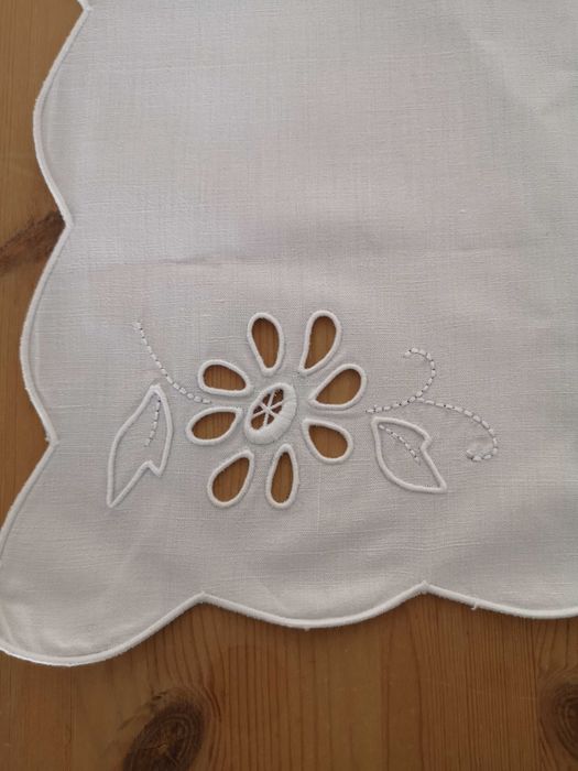 Naperon com pormenores bordados