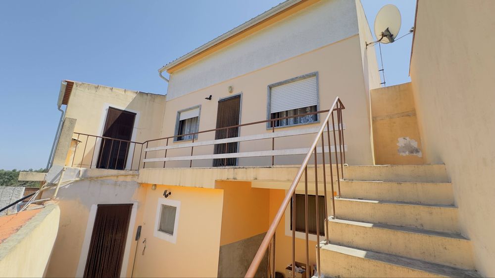 Moradia T5+1 com Vista Desafogada, Anexo Independente e Excelente Potencial | Lourinhã
