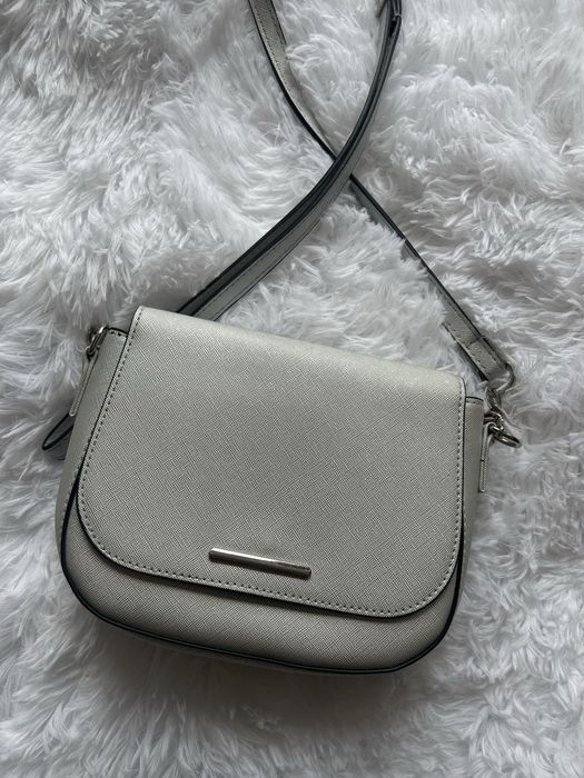 Srebrna torebka kopertówka z długim paskiem i łańcuszkiem