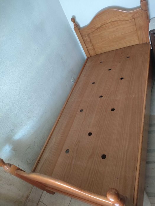 Cama de solteiro em pinho