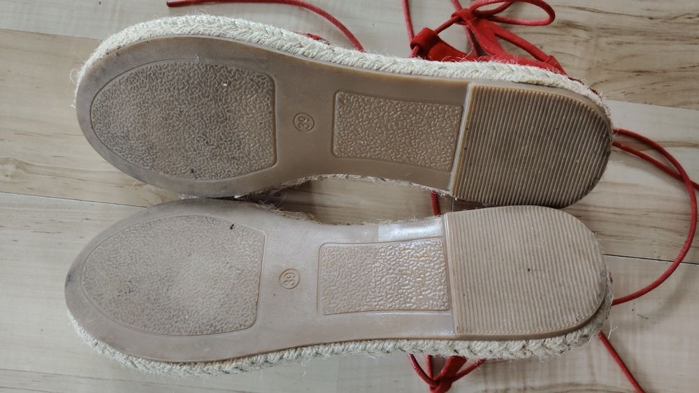 Espadryle czerwone wiązane na kostkach